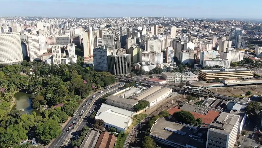 Aerial panorama of Belo Horizonte with a park lake in the foreground and dense downtown high-rises
