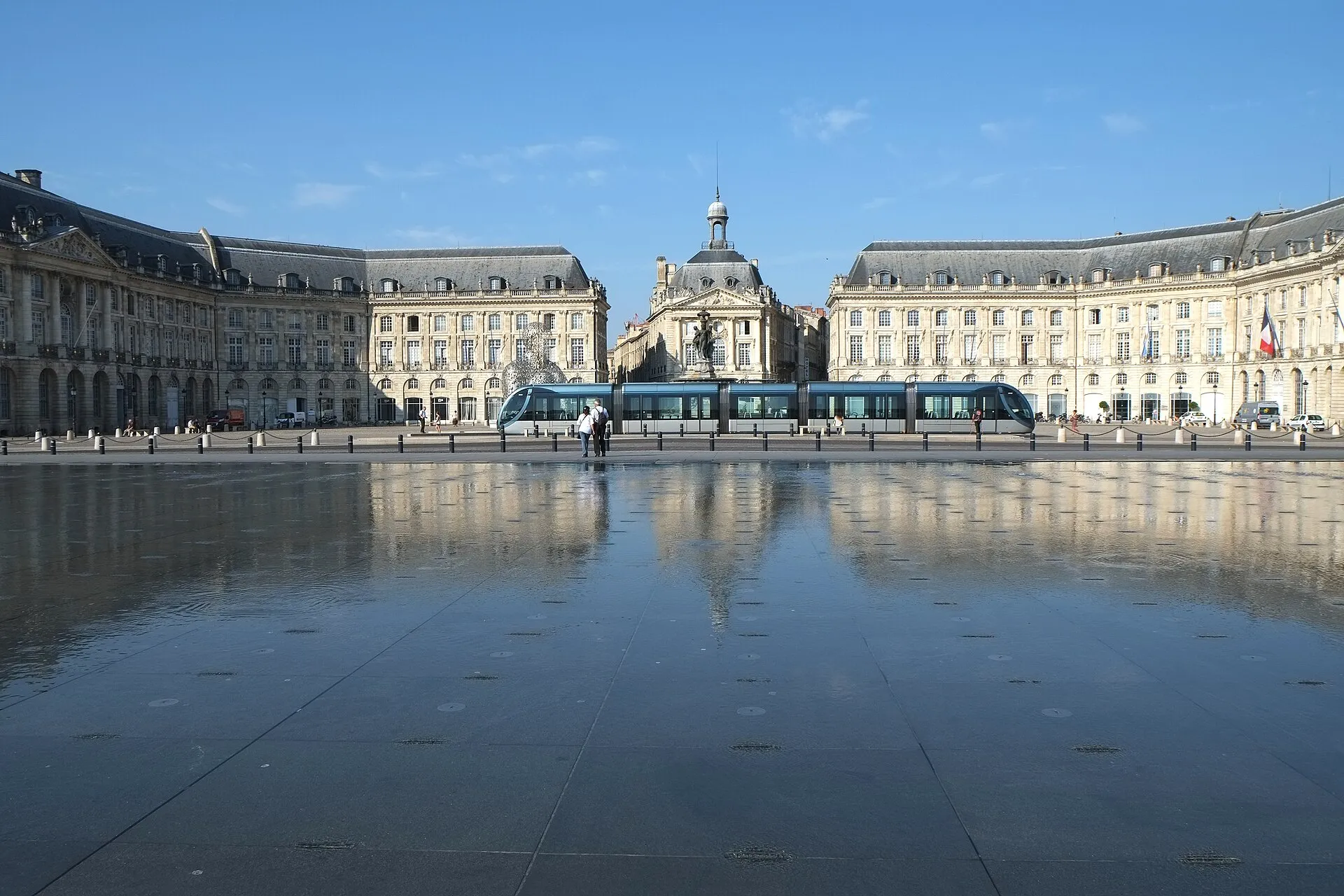 Place de la Bourse and Miroir d'Eau water mirror, Bordeaux, France