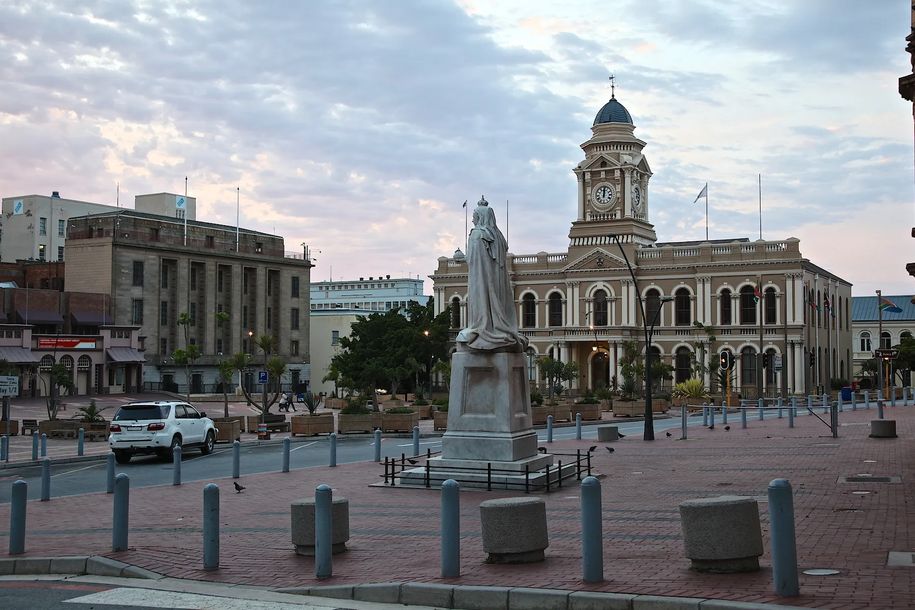 The City Hall and market square at Gqeberha