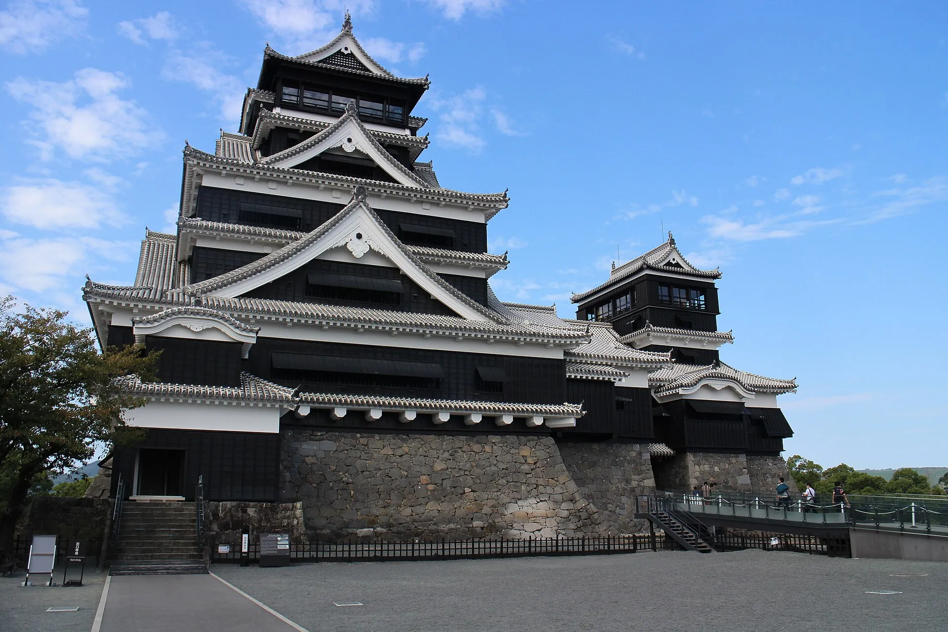 The keep of Kumamoto Castle on its stone base