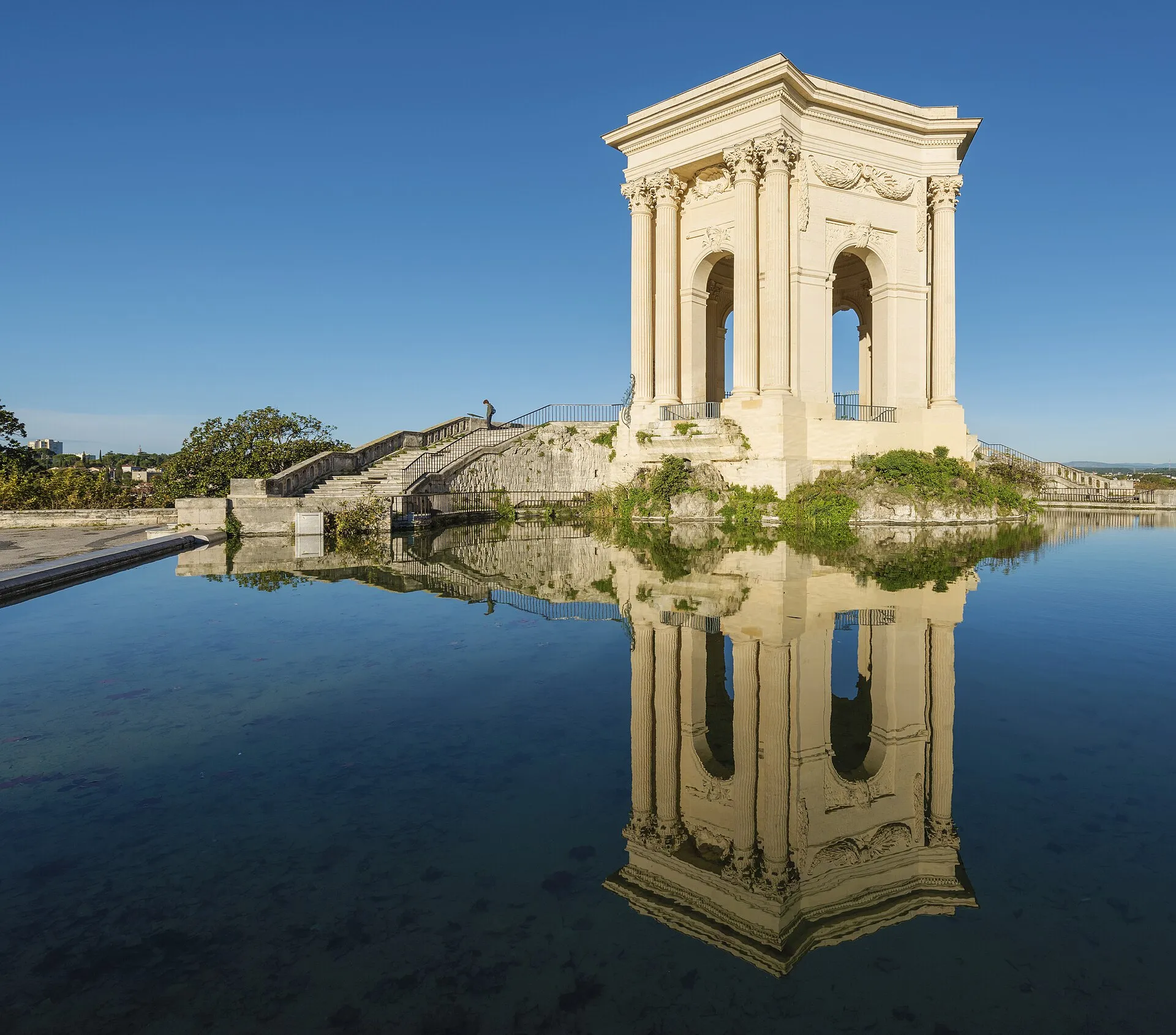 Chateau d'eau du Peyrou reflected in the basin, Montpellier