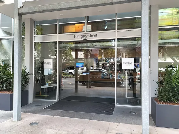 Mantra South Bank Brisbane entrance at 161 Grey Street with mantra south bank signage